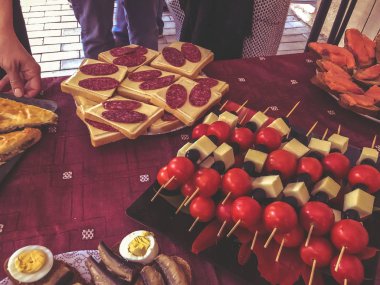 Açık büfe akşam yemeği köyünde. Doğa, sandviç, pasta et, khachapuri, balık, sebze ile bayram