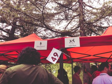 Tiflis, Gürcistan - 12 Mayıs 2018: Gürcüce Festivali şarap ve şarap füniküler Tiflis, Gürcistan'daki üzerinde Mtatsminda Park yapımı