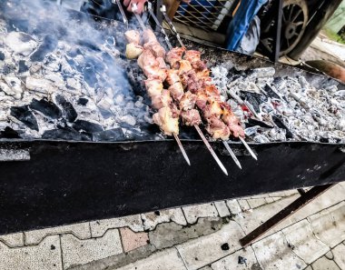 Marine şaşlık bir Barbekü ızgara üzerinde kömür hazırlama. Yığılmış et şiş kebap Gürcistan içinde popüler kavrulmuş. Gürcistan'daki geleneksel mutfağı