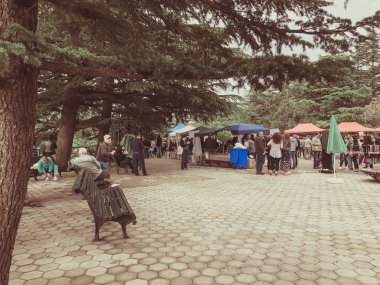 Tiflis, Gürcistan - 12 Mayıs 2018: Gürcüce Festivali şarap ve şarap füniküler Tiflis, Gürcistan'daki üzerinde Mtatsminda Park yapımı