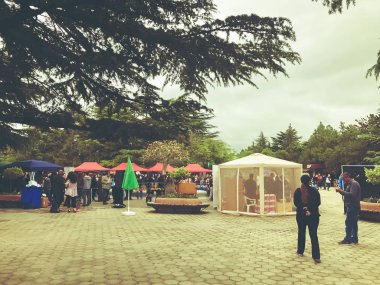 Tiflis, Gürcistan - 12 Mayıs 2018: Gürcüce Festivali şarap ve şarap füniküler Tiflis, Gürcistan'daki üzerinde Mtatsminda Park yapımı