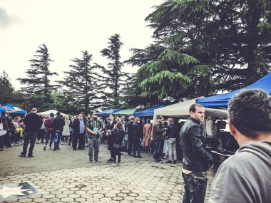 Tiflis, Gürcistan - 12 Mayıs 2018: Gürcüce Festivali şarap ve şarap füniküler Tiflis, Gürcistan'daki üzerinde Mtatsminda Park yapımı