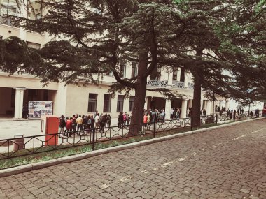 Tiflis, Gürcistan - 12 Mayıs 2018: Gürcüce Festivali şarap ve şarap füniküler Tiflis, Gürcistan'daki üzerinde Mtatsminda Park yapımı