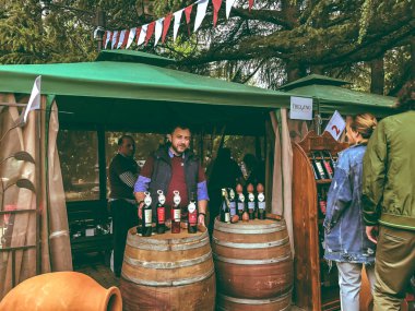 Tiflis, Gürcistan - 12 Mayıs 2018: Gürcüce Festivali şarap ve şarap füniküler Tiflis, Gürcistan'daki üzerinde Mtatsminda Park yapımı