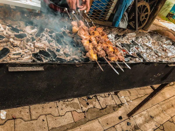 Gemarineerde sjasliek voorbereiden op een barbecue-grill op houtskool. Geroosterde gestapelde vlees Shish kebab populair in Goergia. Traditionele keuken in Georgië — Stockfoto