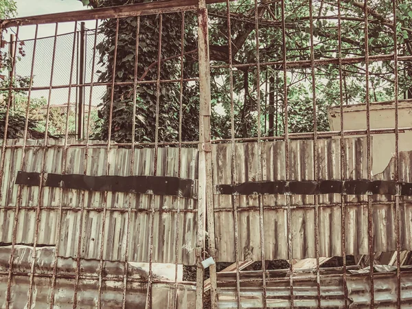 Gates from the iron-aluminum construction of the garden in the urban residential quarter. — Stock Photo, Image