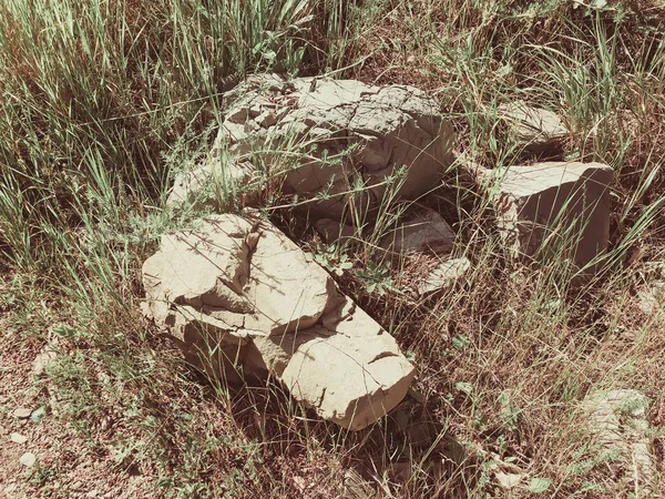 Ciężkie kamienie na ziemi, z bliska z naturalnego kamienia tekstura — Zdjęcie stockowe