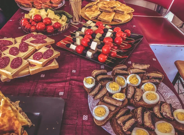 Jantar buffet na casa de campo. Festa na natureza, sanduíches, torta com carne, khachapuri, peixe, legumes, ovos cozidos — Fotografia de Stock