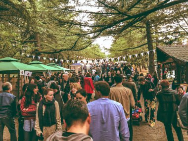 Tiflis, Gürcistan - 12 Mayıs 2018: Gürcüce Festivali şarap ve şarap füniküler Tiflis, Gürcistan'daki üzerinde Mtatsminda Park yapımı