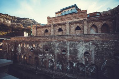 Eski Kükürt banyoları ile ahşap Abanotubani bölgesinde eski kasaba Tiflis Gürcistan balkonda oyulmuş.