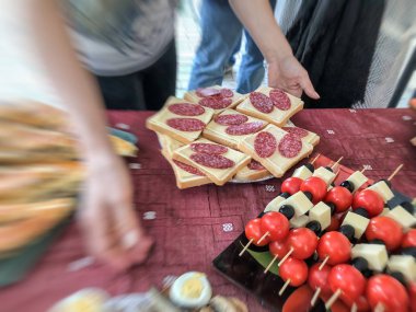 Açık büfe akşam yemeği köyünde. Doğa, sandviç, pasta et, khachapuri, balık, sebze ile bir ziyafet çekin. Blure etkisi