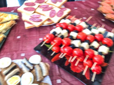 Açık büfe akşam yemeği köyünde. Doğa, sandviç, pasta et, khachapuri, balık, sebze ile bir ziyafet çekin. Blure etkisi