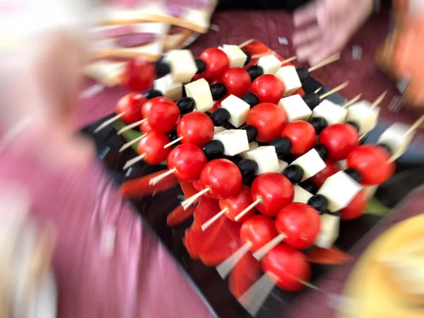 Dinerbuffet in het huisje. Feest op de natuur, broodjes, fruit, kaas, olijven. Blure effect — Stockfoto