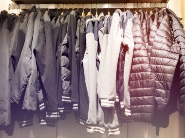 Erkekler aşağı üstünde belgili tanımlık sayaç depodaki ceketler