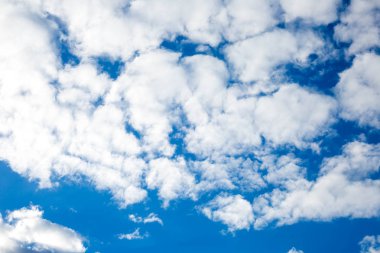 Bulutlu gökyüzü arka planı. Bulutlu gökyüzü