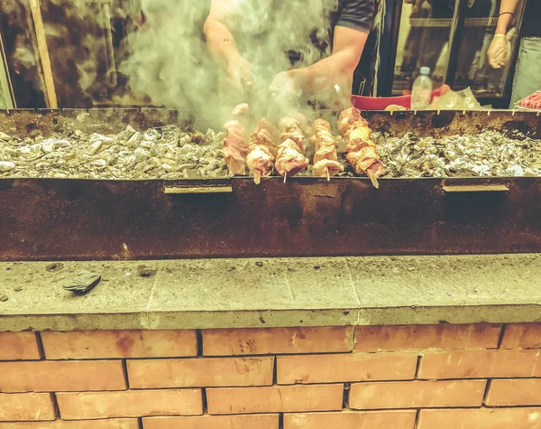 Gemarineerde sjasliek voorbereiden op een barbecue-grill op houtskool. Geroosterde gestapelde vlees Shish kebab populair in Goergia. Traditionele keuken in Georgië — Stockfoto