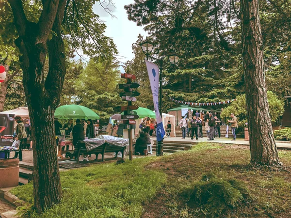 Tbilisi, Gruzja - 12 maja 2018: Festiwal gruzińskiego wina i winiarstwa w Mtatsminda Park na kolejki w Tbilisi, Gruzja — Zdjęcie stockowe
