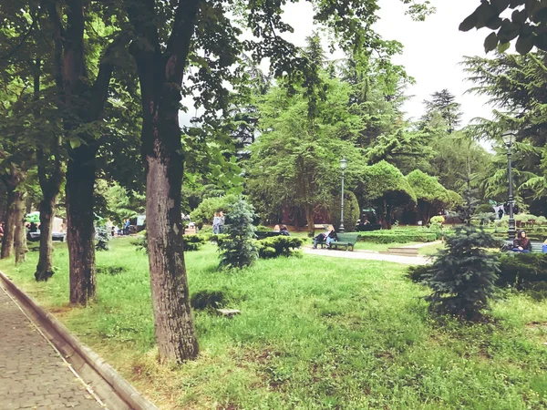 TBILISI, GEORGIE - 12 MAI 2018 : Festival du vin et de la vinification géorgiens dans le parc Mtatsminda en funiculaire à Tbilissi, Géorgie — Photo