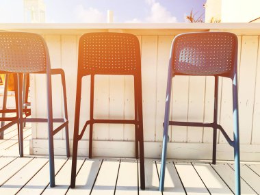 Çatıda açık hava barında boş koltuk