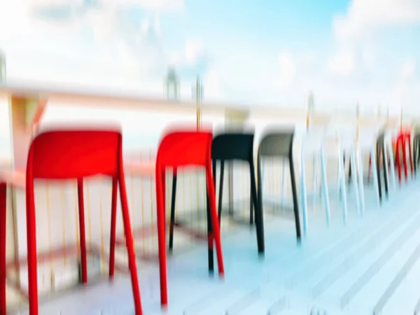 Asientos vacantes en el bar al aire libre. Fondo de efecto borroso de movimiento abstracto . —  Fotos de Stock