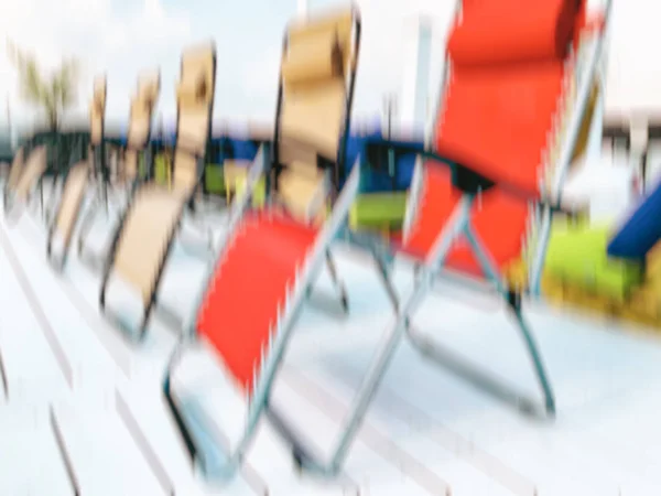 Lege modernen chaises op balkon van het hotel. Abstracte Bewegingsvervaging effect achtergrond. — Stockfoto