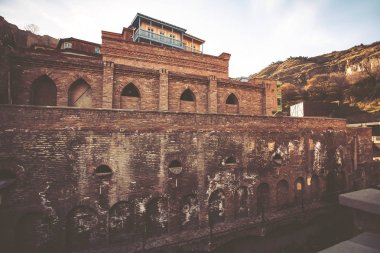 Eski Kükürt banyoları ile ahşap Abanotubani bölgesinde eski kasaba Tiflis Gürcistan balkonda oyulmuş.