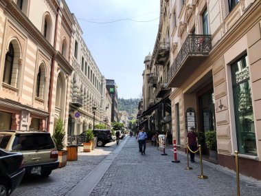 TBILISI, GEORGIA - 10 Temmuz 2018: Gürcistan 'ın eski Tiflis kentinin evleri ve dar sokakları
