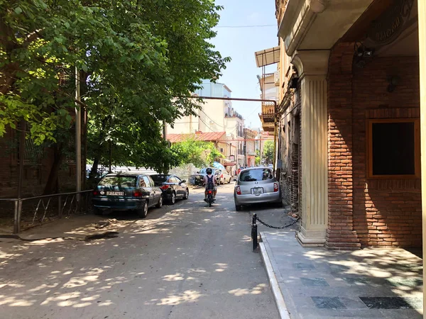 TBILISI, GEORGIA - 10 de julio de 2018: Casas y calles estrechas de la ciudad vieja de Tiflis, Georgia —  Fotos de Stock