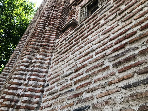 Vysoký, krásný barák. Architektura. Žlutá Starý kámen — Stock fotografie