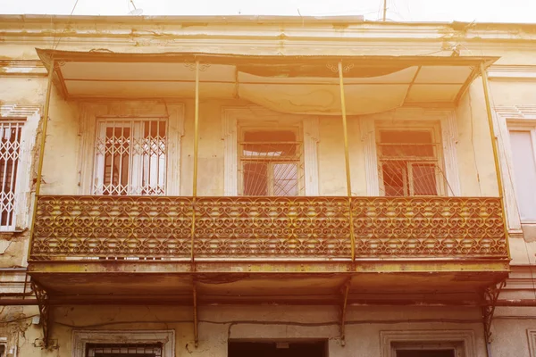 夏季第比利斯的旧建筑、窗户和外部装饰. — 图库照片