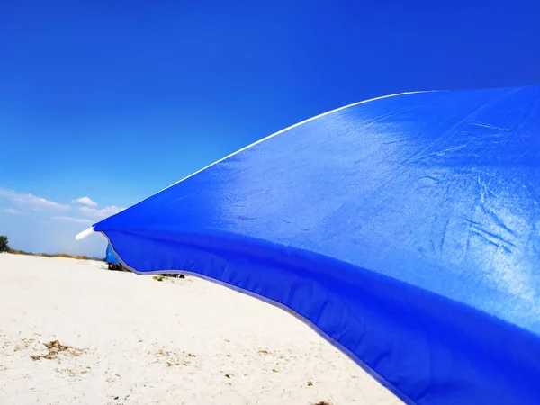 Sun Beach paraplu Parasol op zonnige dag op de achtergrond van een blauwe hemel geven schaduw en bescherming — Stockfoto