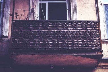 Yaz günlerinde eski Tiflis mimarisi, penceresi ve dış dekoru.