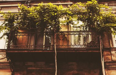 Yaz günlerinde eski Tiflis mimarisi, penceresi ve dış dekoru