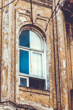 Yaz günlerinde eski Tiflis mimarisi, penceresi ve dış dekoru