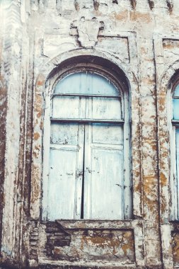 Yaz günlerinde eski Tiflis mimarisi, penceresi ve dış dekoru