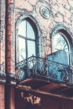 Yaz günlerinde eski Tiflis mimarisi, penceresi ve dış dekoru