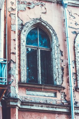 Yaz günlerinde eski Tiflis mimarisi, penceresi ve dış dekoru