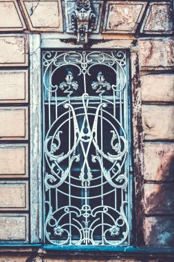 Yaz günlerinde eski Tiflis mimarisi, penceresi ve dış dekoru