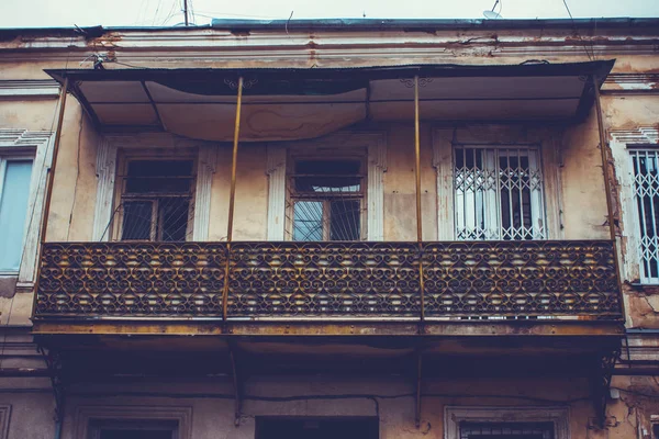 Antigua arquitectura Tiflis, ventana y decoración exterior en el día de verano. —  Fotos de Stock