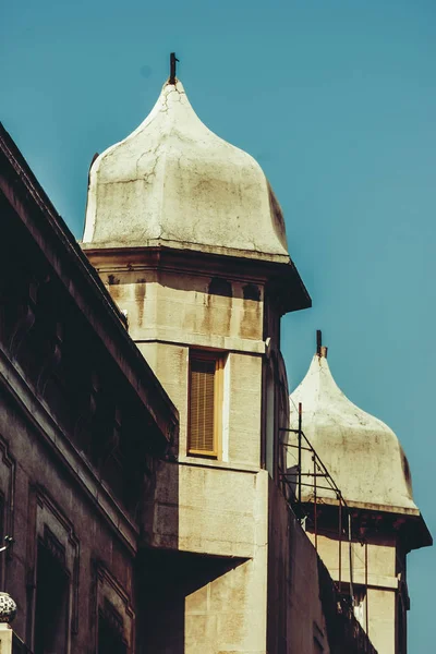 Régi Tbiliszi építészet, ablak és külső dekoráció nyári napon. — Stock Fotó