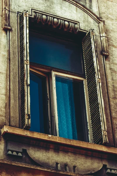 夏の日に古いトビリシの建築、窓や外観の装飾. — ストック写真