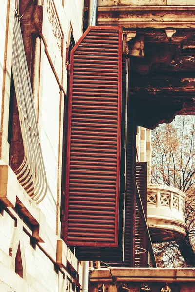 Antigua arquitectura Tiflis, ventana y decoración exterior en el día de verano —  Fotos de Stock