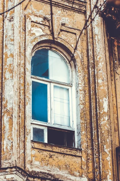 夏季第比利斯的旧建筑、窗户和外部装饰 — 图库照片