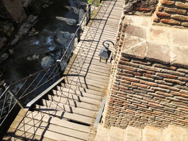 Eski Kükürt banyoları ile ahşap Abanotubani bölgesinde eski kasaba Tiflis Gürcistan balkonda oyulmuş.