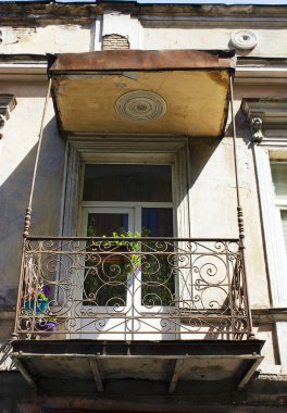 Yaz günlerinde eski Tiflis mimarisi, penceresi ve dış dekoru