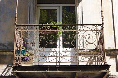 Yaz günlerinde eski Tiflis mimarisi, penceresi ve dış dekoru