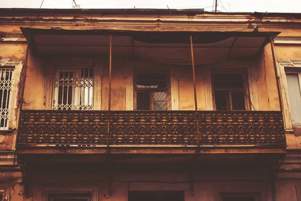 Antigua arquitectura Tiflis, ventana y decoración exterior en el día de verano. —  Fotos de Stock