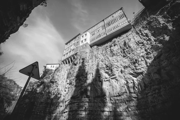 Baños de azufre antiguos en el distrito de Abanotubani con balcones tallados en madera en el casco antiguo de Tbilisi Georgia . — Foto de Stock