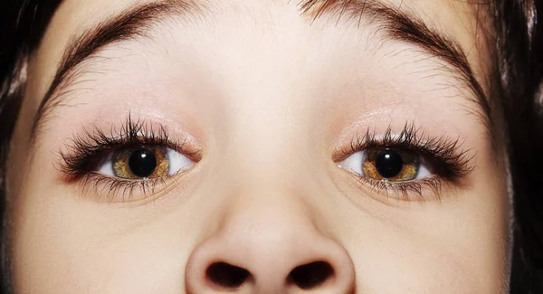 Un hermoso ojo de niño de mirada perspicaz. Primer plano. . —  Fotos de Stock