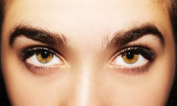 Krásný pronikavý pohled ženských očí. Zavřít snímek. — Stock fotografie